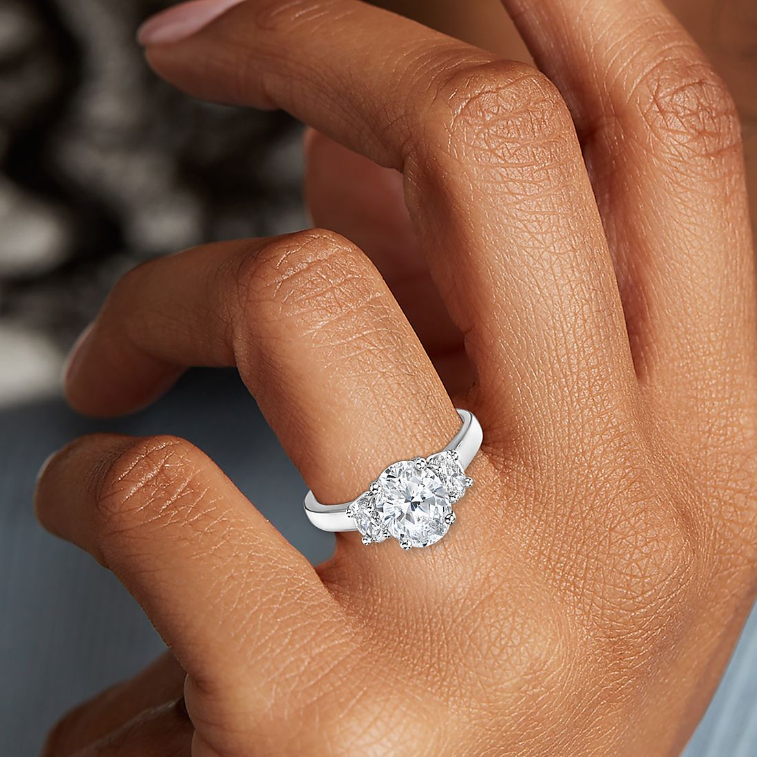 铂金 Gallery Collection™ 椭圆形切割三石钻石订婚戒指（3/8 克拉总重量）
